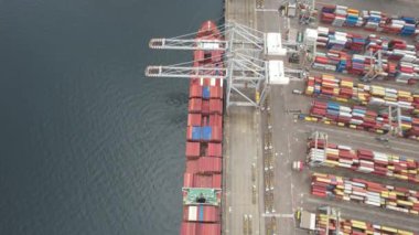 Limandaki konteynırlar, hava konteynırları ve kargo gemisi