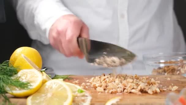 切好的核桃 厨师用刀切好的核桃放在桌上 — 图库视频影像