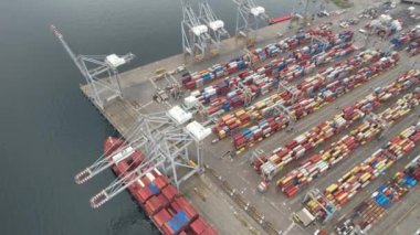 konteyner portu, hava konteynırı limanı ve kargo gemisi yükleniyor