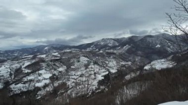 Karlı dağlar, karlı dağlar ve bulutlu gökyüzü