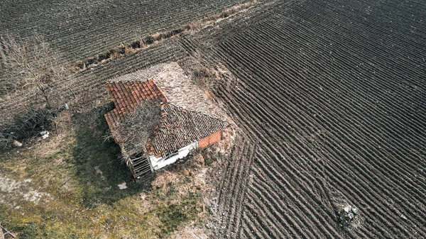  Çiftlik evi, terk edilmiş çiftlik evi ve hasat edilmiş tarlalar.