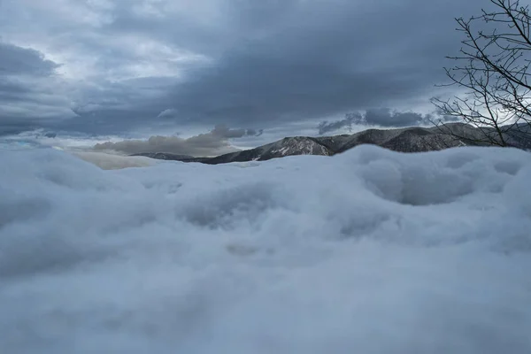 Karlı dağlar ve gökyüzü, kötü hava