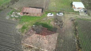  Çiftlik evi, terk edilmiş çiftlik evi ve hasat edilmiş tarlalar.