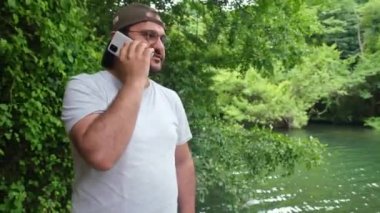 Telefonda konuşan, ormanda telefonla konuşan adam.