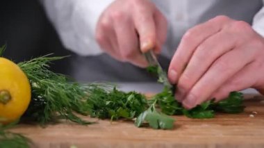 Maydanoz doğrama, şef bıçakla maydanoz doğrama.