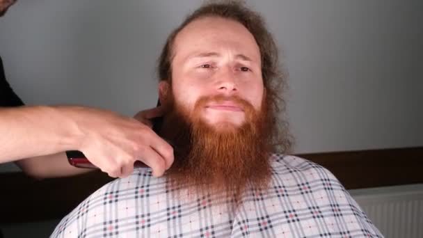 Cuts Beard Close Barber Cuts Caucasian Mans Red Beard Razor — Stock Video