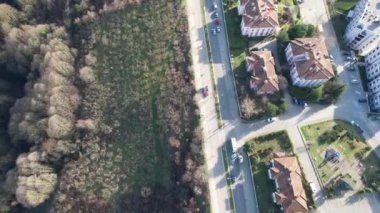 Şehir ve orman, orman ve yol üzerindeki şehri havalandır.