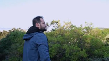 Tatmin olmuş Gezgin Adam Vahşi Yaşamın ve Görünüşün Resimli Yeri 'nde Duruyor