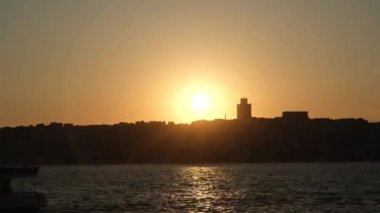 Gün batımı şehri, günbatımı şehir silueti ve deniz zamanı geçişi