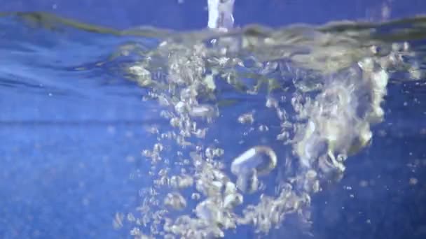 Bąbelki Pęcherzyki Wody Błyszczącym Niebieskim Tle Spowolnienie — Wideo stockowe