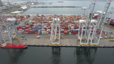 konteynır, hava konteynırı limanı ve vinçlerin yanında kargo için konteynırlar