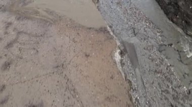 Çamurlu dere ve kuraklıkla çatlamış toprak tabanı