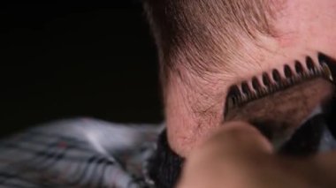 Tıraş boynu, berberi kapamak, müşterinin boynunu tıraş etmek..