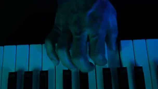 Klavierspielen Und Party Mit Buntem Licht — Stockvideo