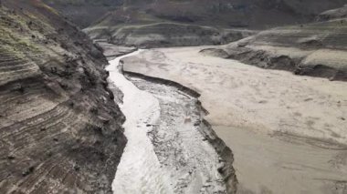 Çamurlu dere ve kuraklıkla çatlamış toprak tabanı