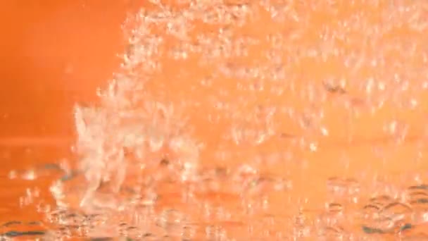 Vatten Bubblor Vatten Bubblor Orange Bakgrund Slow Motion — Stockvideo