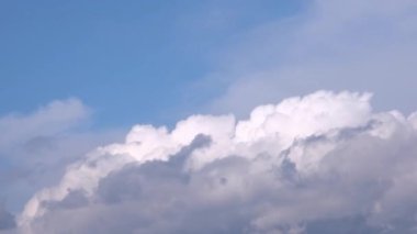 beyaz ve gri bulutlar zaman aşımına uğrar yüksek kaliteli 4k görüntü