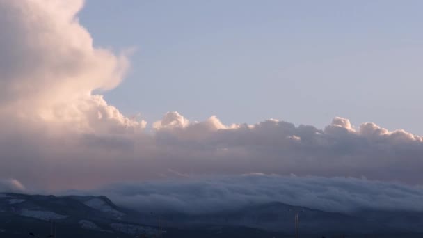 雲や雲が山の上を流れ — ストック動画
