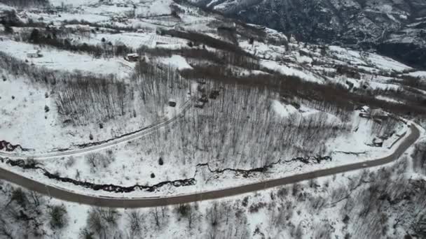 空中雪山 长满常绿的树木和道路 — 图库视频影像