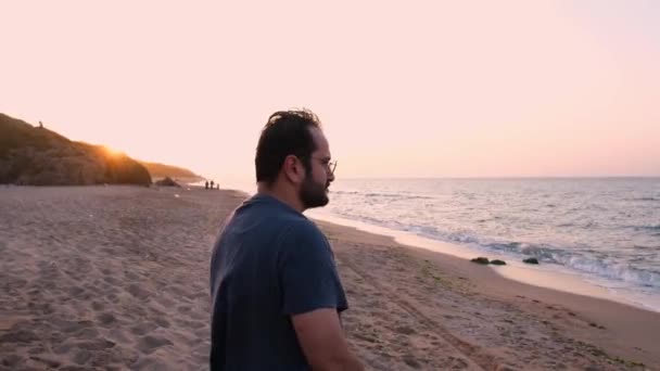 Spiaggia Uomo Che Cammina Verso Mare Sulla Spiaggia — Video Stock