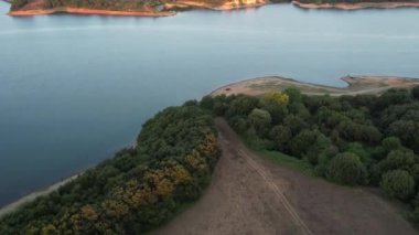  Mavi göl, gökyüzü mavisi göl kıyısı ve düzenli orman