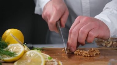 Ceviz çekirdeği kesiyor, şef mutfakta ceviz çekirdeği kesiyor.
