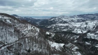 Karlı dağlar, gökyüzü karlı dağlar ve daima yeşil ağaçlar.