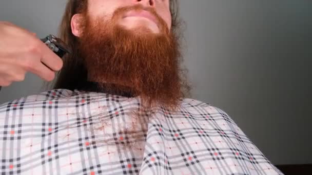 理发师用剃须刀剪掉高加索人的红胡子 — 图库视频影像