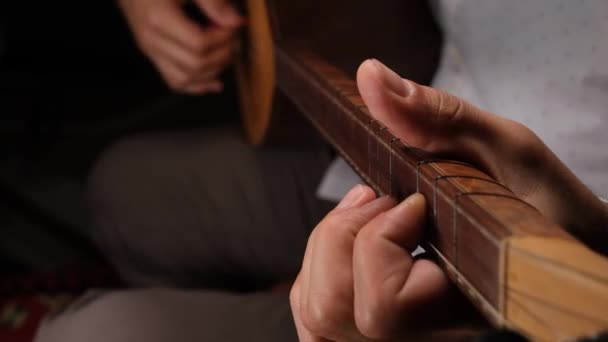 Saz Man Playing Turkish Music Saz — стоковое видео