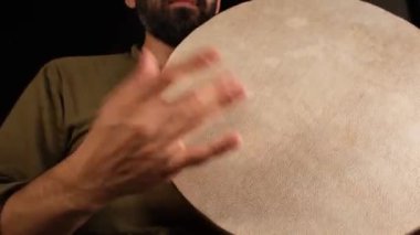 Tamburine, oryantal müzik enstrümanı tamburin çalan adam