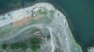 Kırsal kıyı şeridi, havadan kırsal kıyı şeridi ve dinlenen insanlar