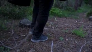 Yürüyen ayaklar, çam ormanlarında yürüyüş yapan adam.