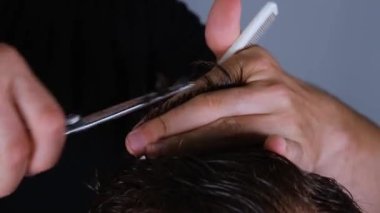 Makasla saç kesimini kapat, berber dükkanında makasla kestir.