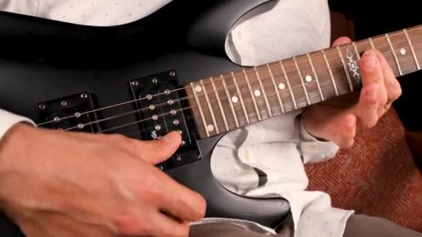 Hombre Tocando Guitarra Eléctrica Cerca Mano — Vídeos de Stock