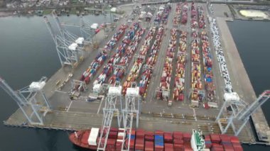 Limandaki konteynırlar, hava konteynırları ve kargo gemisi