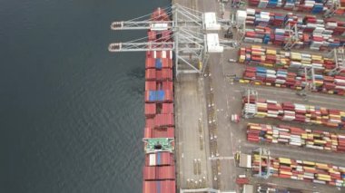  Gemi kargo gemisi, kargo limanından yüklenen hava atışlı gemi.