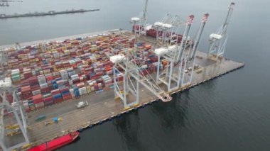 kargo iskelesi, hava konteynırı kargo iskelesi ve vinç yüksek kaliteli 4K görüntü