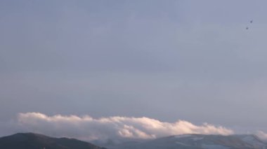 Bulutlar ve bulutlar dağların üzerinden akıyor zaman aşımı, 4k video