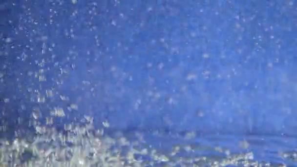Bąbelki Pęcherzyki Wody Błyszczącym Niebieskim Tle Spowolnienie — Wideo stockowe