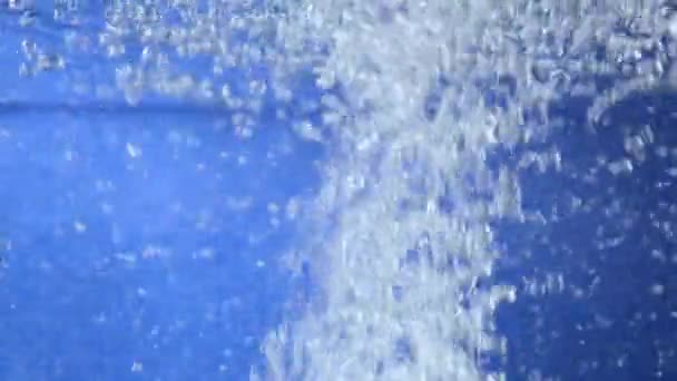 Bubbels Waterbellen Glanzende Blauwe Achtergrond Slowmotion — Stockvideo