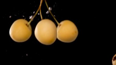 Kiraz, beyaz kiraz suya dökülüyor.