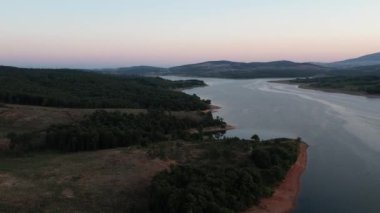 Baraj, akşam vakti havadan tatlı su barajı