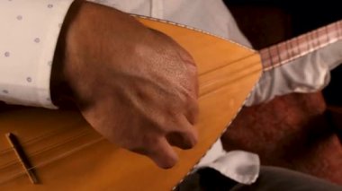 Türkçe müzik enstrümanı Türk saz çalıyor
