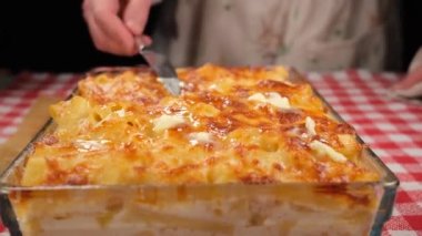 makarna, fırında makarna mutfakta tereyağı.