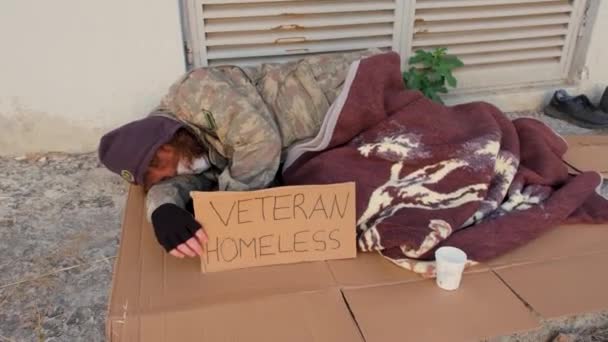 Бездомный Спящий Ветеран Бездомный Улице — стоковое видео