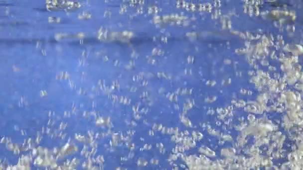 Gelembung Gelembung Air Pada Latar Belakang Biru Mengkilap Perlambatan — Stok Video