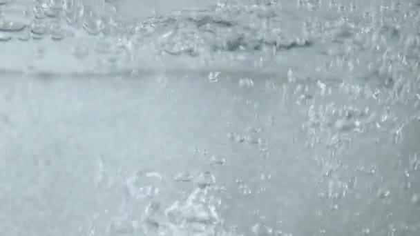 Burbujas Burbujas Agua Sobre Fondo Plateado Slow Motion — Vídeos de Stock