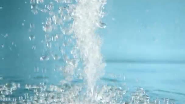 Blasen Wasserblasen Auf Blauem Hintergrund Zeitlupe — Stockvideo