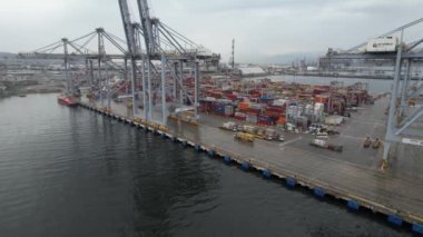 konteynır, hava konteynırı limanı ve vinçlerin yanında kargo için konteynırlar