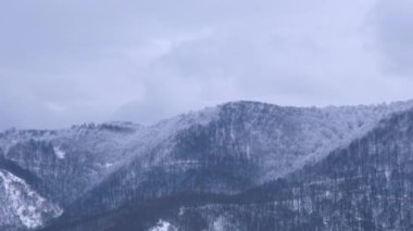 Bulutlar, dumanlı dağlar ve bulutlar zaman kayması